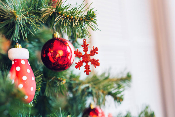 Традиційне Різдво або новорічне прикрашене дерево зі сніжинкою іграшка
 - Фото, зображення