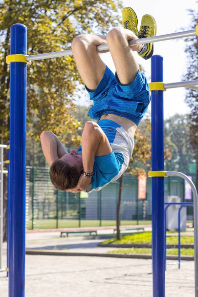 sportsman making exersises in the park - Fotoğraf, Görsel