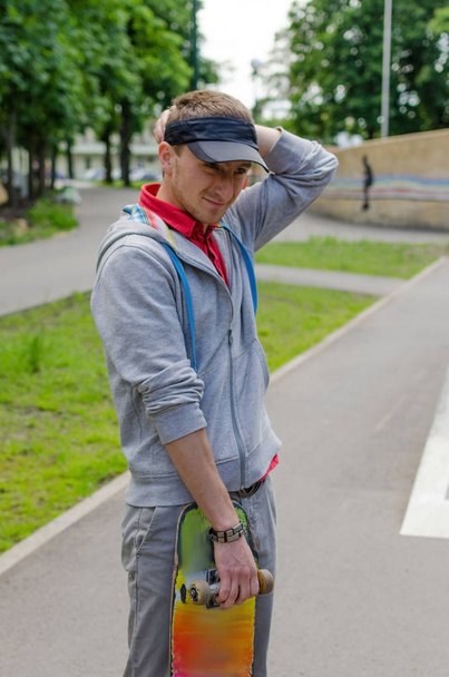 Young man with skateboard - Zdjęcie, obraz
