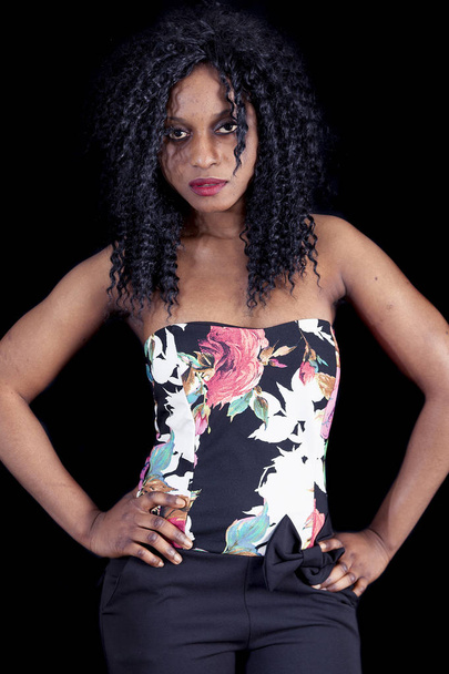 Portret van mooie jonge african american girl dragen een ele - Foto, afbeelding