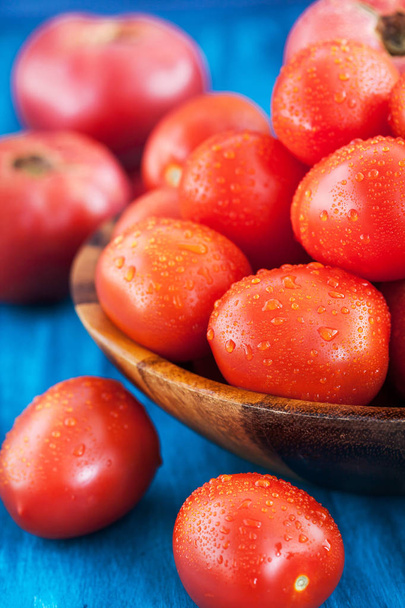 Tomates rouges fraîches et mouillées dans un bol
 - Photo, image