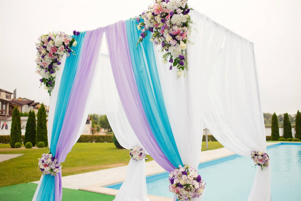 Bellissimo arco di nozze impostare decorazione sulla cerimonia
 - Foto, immagini