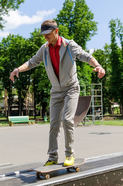 Young man with skateboard - Zdjęcie, obraz