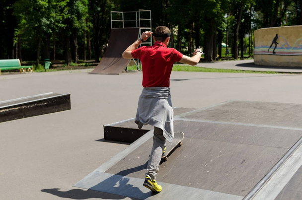 Young man with skateboard - Fotoğraf, Görsel