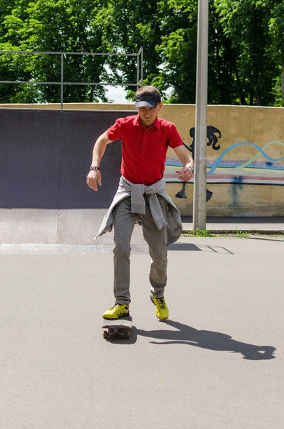 Young man with skateboard - Φωτογραφία, εικόνα