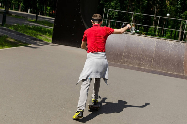 Young man with skateboard - Valokuva, kuva
