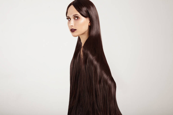 woman with straight hair and golden makeup  - Valokuva, kuva