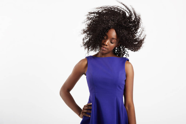 musta nainen kihara afro hiukset
 - Valokuva, kuva