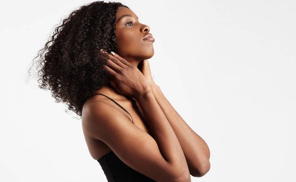 mujer negra con pelo rizado afro
 - Foto, Imagen