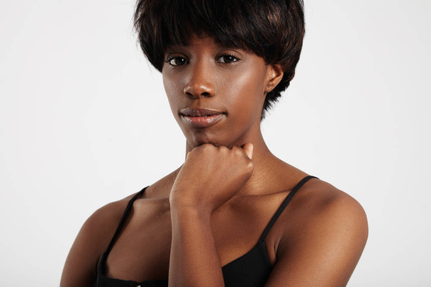 Schwarze Frau mit Kurzhaarschnitt  - Foto, Bild