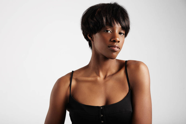 femme noire avec coupe de cheveux courte
  - Photo, image