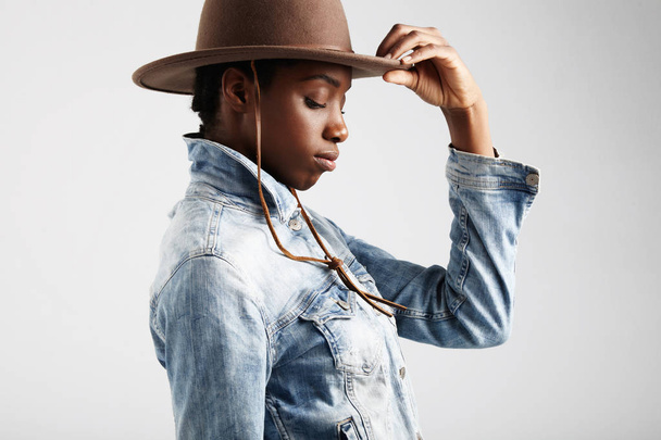 black woman in cowboy hat - Fotografie, Obrázek