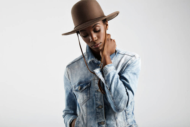 чернокожая женщина в шапке-ушанке
 - Фото, изображение