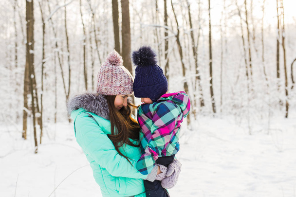 Μητέρα και παιδί που απολαμβάνουν το όμορφο χειμώνα ημέρα σε εξωτερικούς χώρους - Φωτογραφία, εικόνα