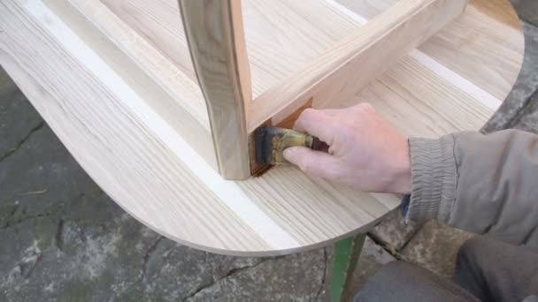 Carpinteiro está cobrindo mesa por laca
 - Filmagem, Vídeo