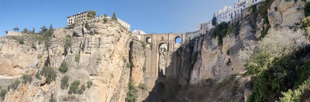 Panoramiczny widok z nowego mostu nad rzeką Guadalevin w mieście Ronda, - Zdjęcie, obraz