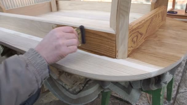 Carpenter, amely a táblázat által lakk - Felvétel, videó