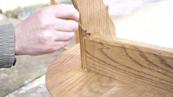 Carpenter je pokrývá tabulku o lak - Záběry, video