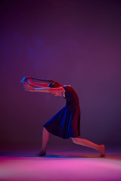 The teen modern ballet dancer - 写真・画像