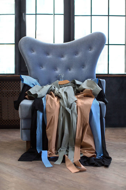Кресло с одеждой, платья на вешалках
 - Фото, изображение