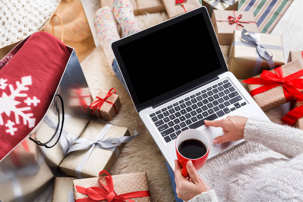 Frau macht Weihnachtseinkäufe online mit Laptop, oben Ansicht - Foto, Bild