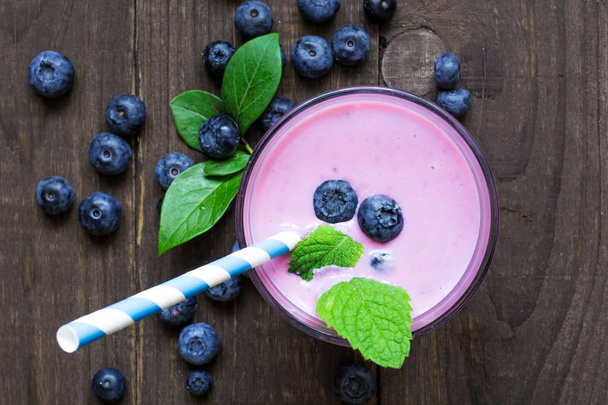 iogurte de smoothie de frutas de verão caseiro com mirtilos e fresco
 - Foto, Imagem