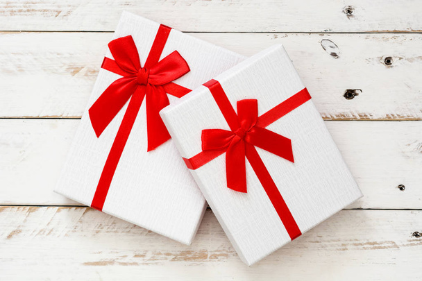 Cajas de regalo blancas sobre fondo de madera blanco
 - Foto, Imagen