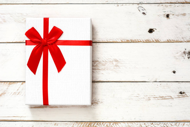 Caja de regalo blanca sobre fondo de madera blanco
 - Foto, Imagen