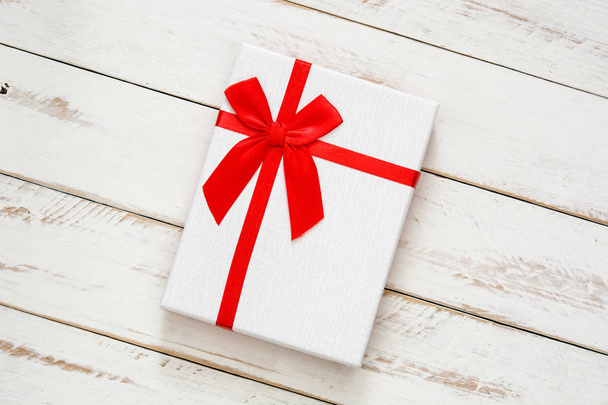 Caja de regalo blanca sobre fondo de madera blanco
 - Foto, imagen