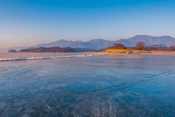 Zimní krajina s jezerem pokryté ledem. Seoul, Korea. - Fotografie, Obrázek