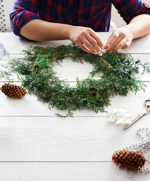 Creatieve diy hobby. Handgemaakte ambachtelijke Kerstdecoratie, ornament en garland - Foto, afbeelding