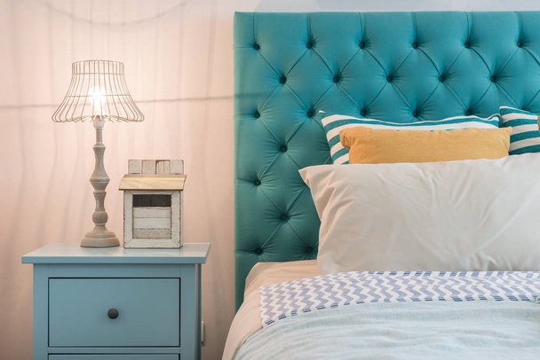 Modern renkli yatak odası tasarımı lambalı  - Fotoğraf, Görsel