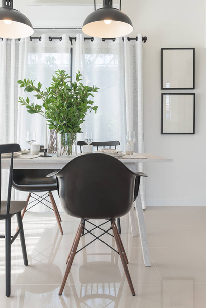 moderní jídelna s černými moderní židle  - Fotografie, Obrázek