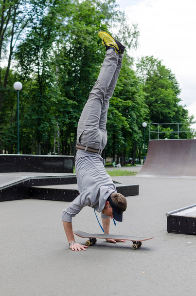 Young man with the skateboard - Foto, afbeelding