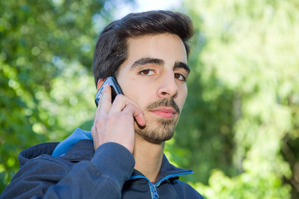 man on the phone, outdoor picture - Foto, imagen