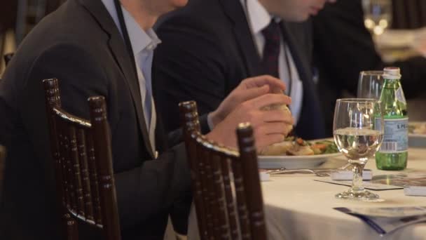 Geschäftsleute essen auf einer Konferenz - Filmmaterial, Video