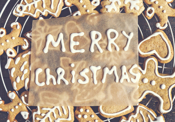 Biscuits au pain d'épice de Noël et inscription sur un backgrou sombre
 - Photo, image