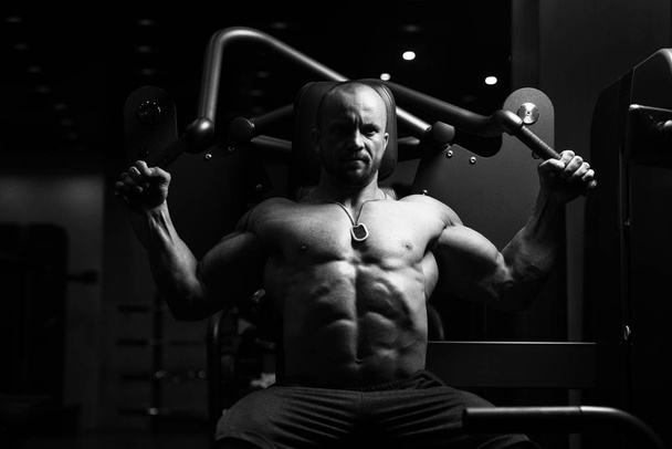 Fitness Muscle Man Exercise Back On Machine - 写真・画像