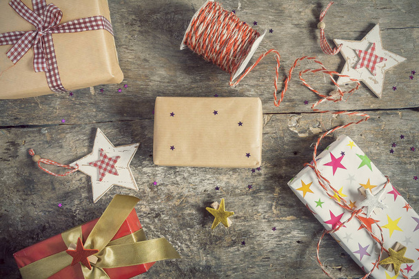 Prozess der Verpackung von Weihnachtsgeschenken mit Wirkung instagram - Foto, Bild