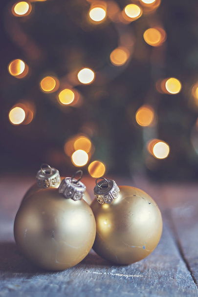 bolas de Natal vintage no fundo luzes árvore de Natal
  - Foto, Imagem