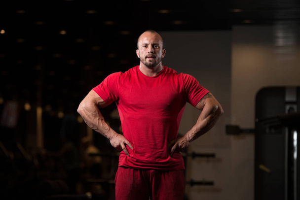 Bodybuilder Flexing Muscles - Foto, immagini