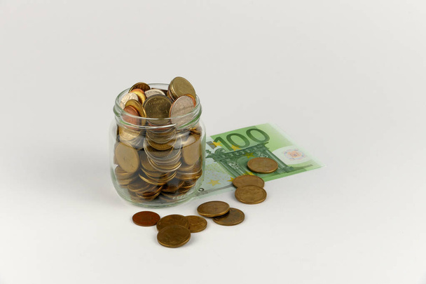 bankbiljetten en munten geïsoleerd op witte achtergrond - Foto, afbeelding