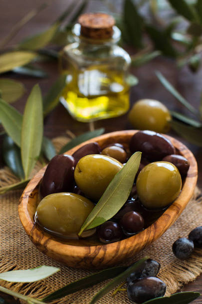 Huile d'olive et olives sur fond de bois
 - Photo, image