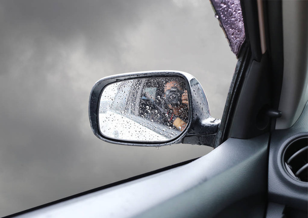 Außenspiegel Auto mit Wasser ist nass, weil der Regen fällt. - Foto, Bild