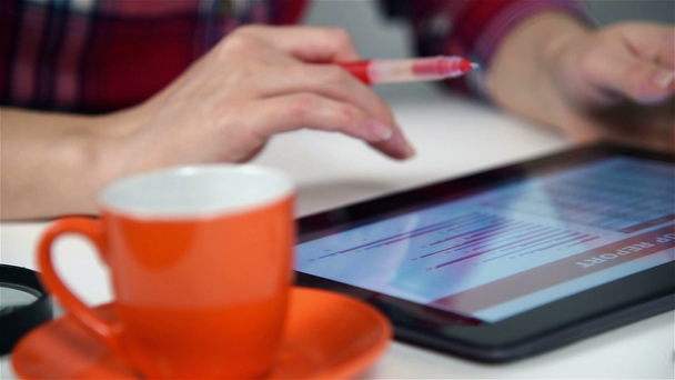 Handelaar vrouw bezig met touchpad met diagrammen. Business analyserapport op scherm. Slow Motion-Effect - Video