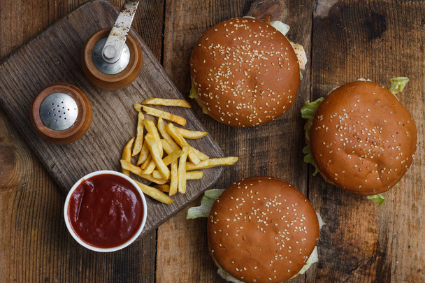 Sandviç hamburger sulu Burger, peynir ve lahana karışımı ile. Üstten Görünüm - Fotoğraf, Görsel