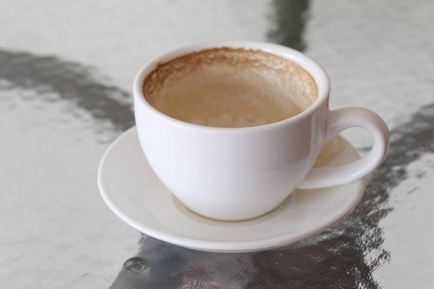 Caneca de café branco com manchas de café na mesa
. - Foto, Imagem