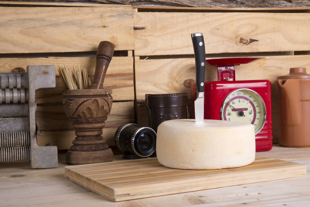 Canastra kaas met een mes vast in het - Foto, afbeelding