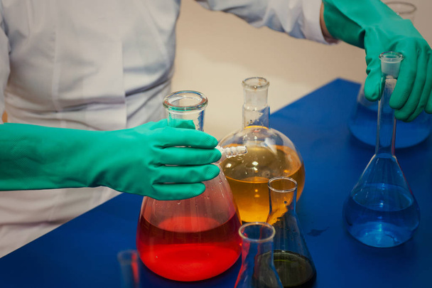 Πειράματα σε ένα εργαστήριο χημείας - Φωτογραφία, εικόνα