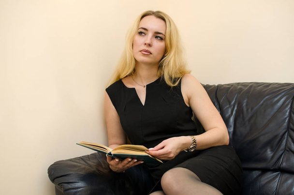 Young woman reading a book - Foto, Bild